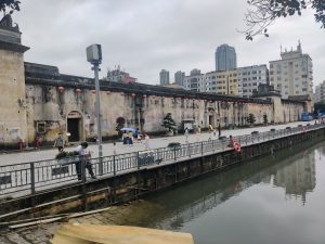 古建筑前游玩，客家屋围前的时光 - 鹿泽笔记