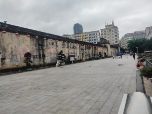 古建筑前游玩，客家屋围前的时光 - 鹿泽笔记